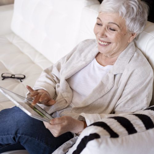 businesswoman-working-with-digital-assistant