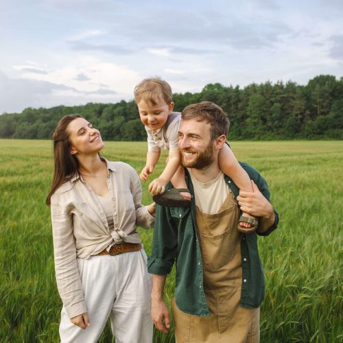 medium-shot-family-living-countryside